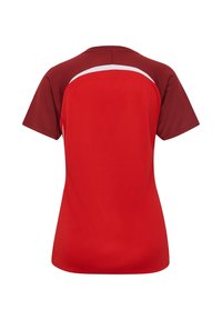 Maillot de sport rouge à manches courtes, avec un épaule maroon contrastante et un accent blanc à l'arrière. Texture lisse.