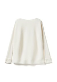 Biała bluzka z długim rękawem o prążkowanej fakturze, okrągłym dekolcie i rozcięciach po bokach. Materiał wydaje się miękki i lekko elastyczny.