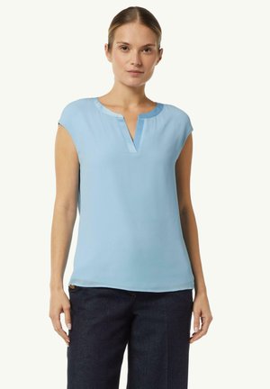 Lichtblauw, blouse met korte mouwen en een V-hals van een soepele stof. Heeft een subtiele glans en een ontspannen pasvorm, gecombineerd met donkere broeken.