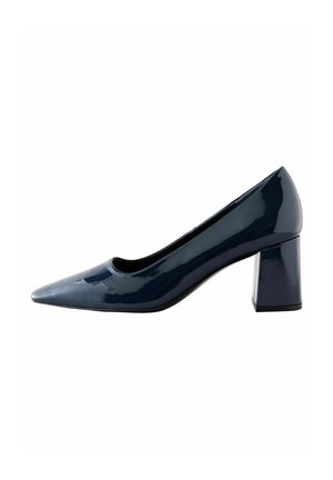 Navy patent leather pumpi, jossa on terävä kärki, keskikorkea paksupohja ja pieni aukko edessä modernia muotoilua varten.