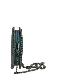 Borsa rotonda color teal con una finitura in pelle lucida, caratterizzata da un bordo e una tracolla in catena argentata. La chiusura a zip e gli accenti in catena sono dettagli di rilievo.