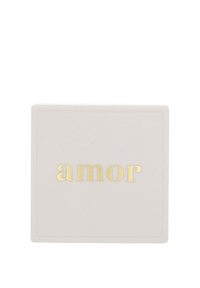 Posavasos de cerámica cuadrados en blanco suave, con la palabra "amor" en letras doradas en relieve. Textura suave con un sutil brillo.