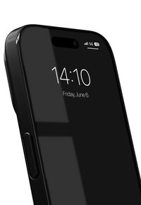 Svart smarttelefon med en elegant, blank overflate. Skjermen viser tid og dato i hvit tekst. Har sideknapp og kamera nær toppen.