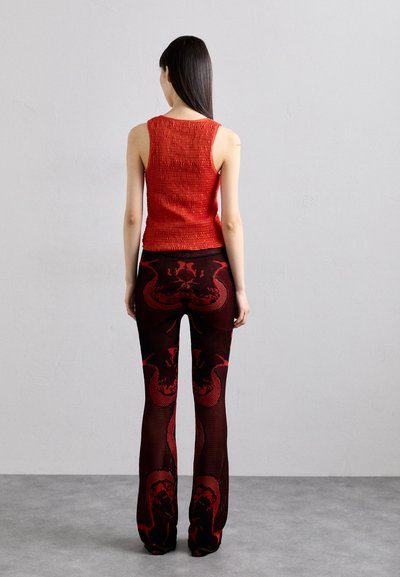 Chet Lo TROUSERS - Hlače - black/red