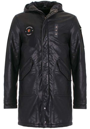 Schwarze Lederparka-Jacke mit Kapuze, ausgestattet mit mehreren Fronttaschen, einem runden Patch und Druckknopf-/Knopfverschlüssen. Strukturierte Oberfläche.