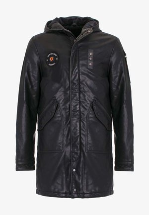 Zwarte leren parka-jack met een capuchon, voorzien van meerdere voorzakken, een ronde patch en drukknopen/sluitingen. Textuur oppervlak.