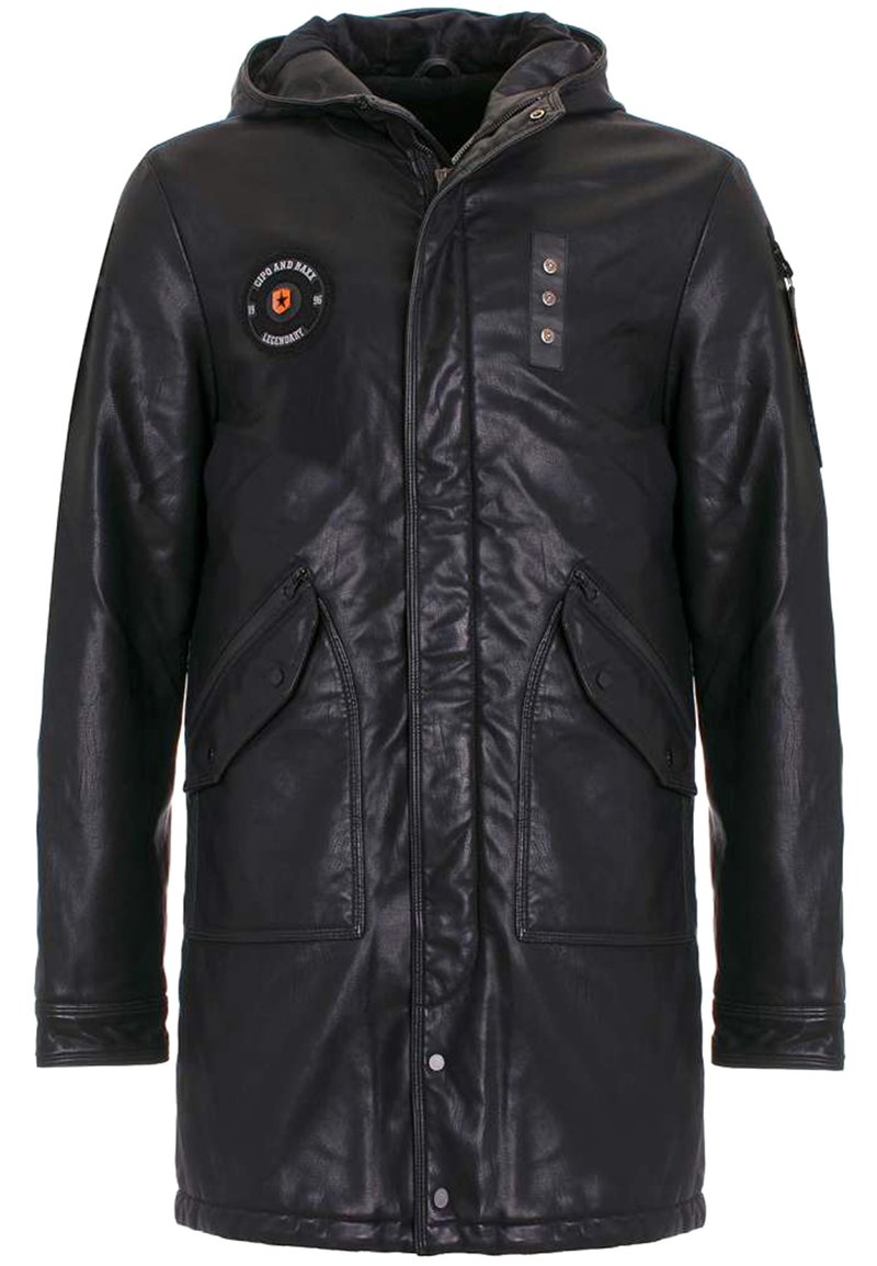 Zwarte leren parka-jack met een capuchon, voorzien van meerdere voorzakken, een ronde patch en drukknopen/sluitingen. Textuur oppervlak.
