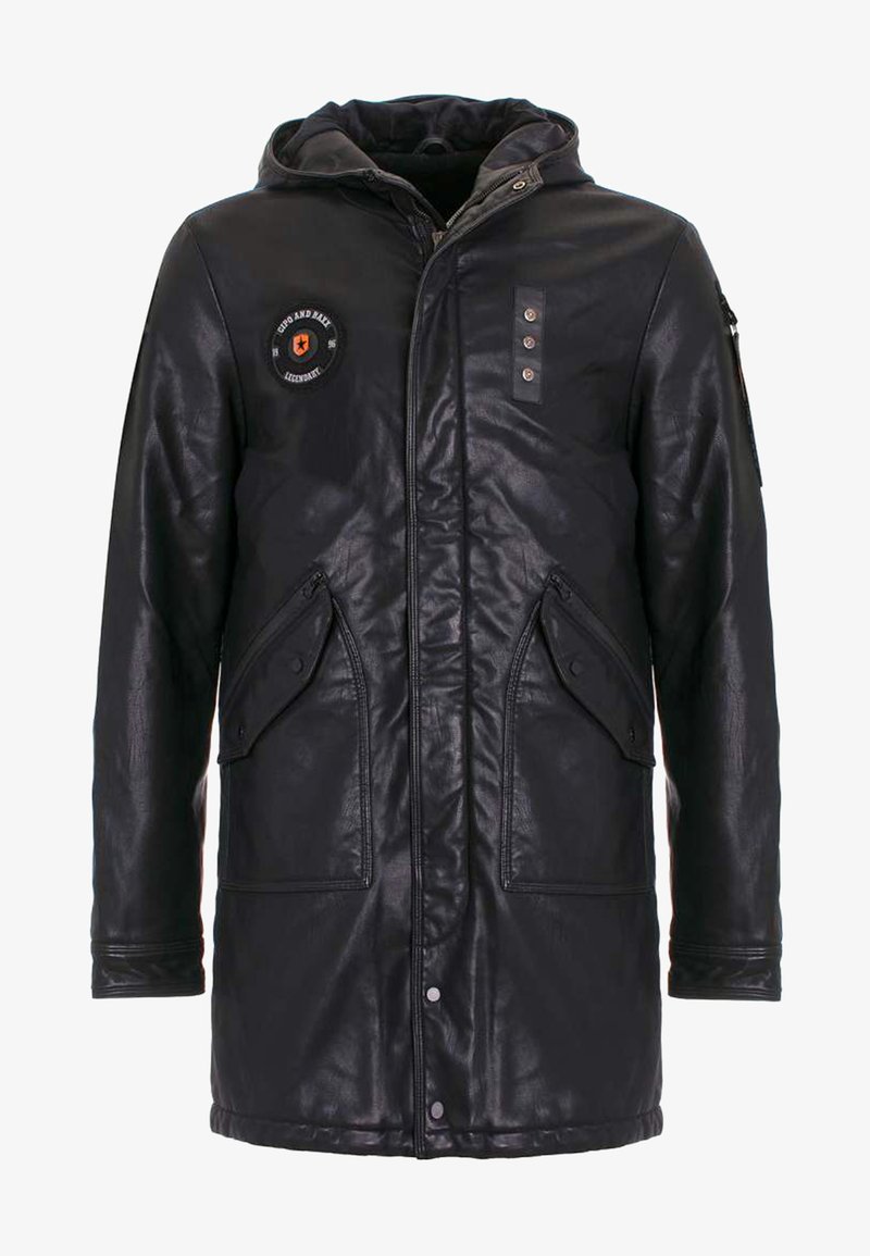 Schwarze Lederparka-Jacke mit Kapuze, ausgestattet mit mehreren Fronttaschen, einem runden Patch und Druckknopf-/Knopfverschlüssen. Strukturierte Oberfläche.