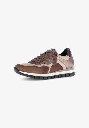Bruine sneaker met gemengde materialen, waaronder suede en leer. Vetersluiting met zijrits; textuurzool en contrasterende accenten.