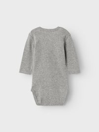 Langermet grå bodysuit laget av myk bomull. Den har rund hals og trykknapper nederst for enkel påkledning.