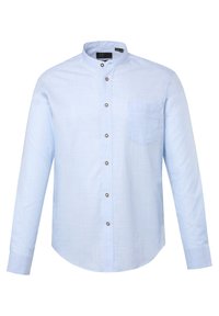 Camisa de manga larga azul claro con cuello mao, bolsillo delantero y cierre de botones con detalles marrones. Hecha de tejido texturizado.