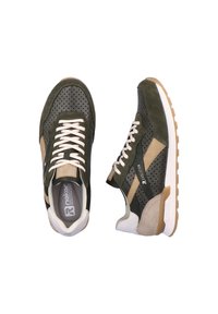 Dunkelgrüne und sandfarbene Sneakers mit perforiertem Wildleder und Mesh-Obermaterial, flachen weißen Schnürsenkeln und einer strukturierten Gummisohle. Markenlogo an der Seite.