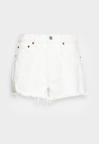 Shorts di denim bianco con orlo sfrangiato, chiusura con bottoni e rivetti color rame. Tasche frontali presenti, con una texture complessivamente liscia.