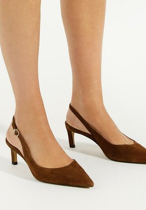Talons slingback en suède marron avec un bout pointu, un petit talon carré et une sangle ajustable avec un accent en métal doré.