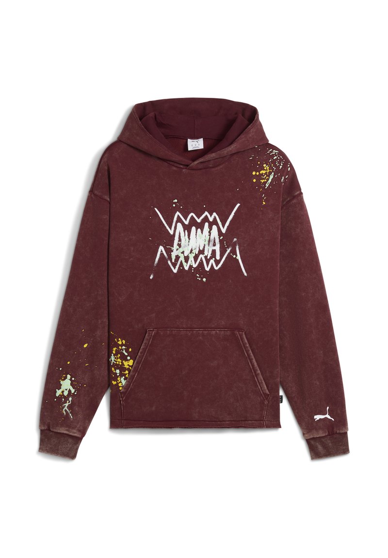 Bordeaux hoodie i bomull med en framficka. Dekorerad med stänk av grön och gul färg, samt vit grafisk text.