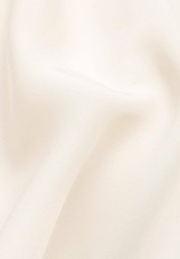 Helles beige Gewebe mit einer glatten, leicht strukturierten Oberfläche, die ein dezentes diagonales Rippmuster zeigt. Ideal für verschiedene textile Anwendungen.