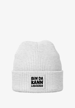 Weißer gestrickter Beanie mit einer gerippten Struktur und einem schwarzen quadratischen Aufnäher mit fettem Text, der "BIN DA KANN LOSGEHEN" liest.