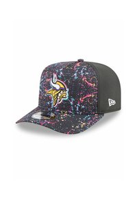 Schwarze Kappe mit buntem Spritzmuster, mit einem Wikinger-Logo auf der Vorderseite und einem einfarbigen schwarzen Rückenteil. Abgerundeter Schirm und strukturierter Stoff.