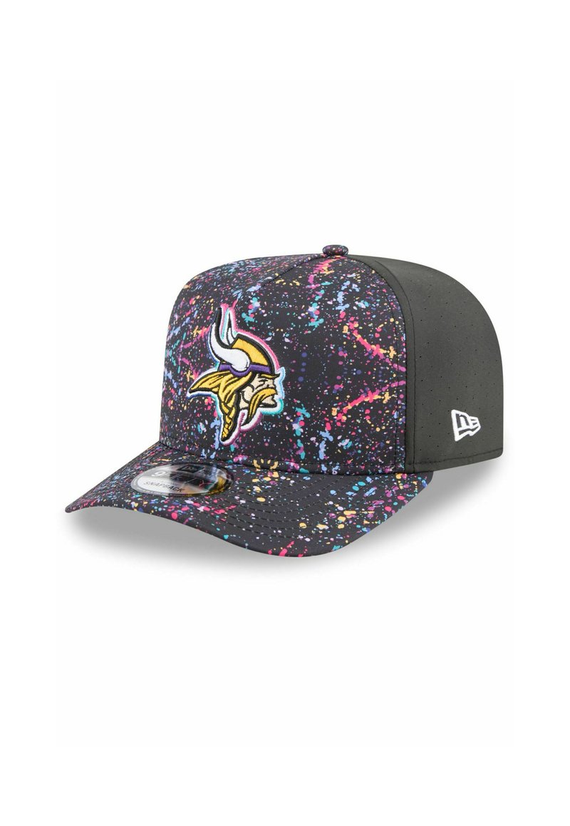 Schwarze Kappe mit buntem Spritzmuster, mit einem Wikinger-Logo auf der Vorderseite und einem einfarbigen schwarzen Rückenteil. Abgerundeter Schirm und strukturierter Stoff.