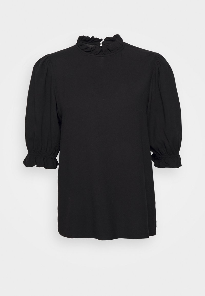 Blouse noire avec manches courtes bouffantes et poignets volantés, col montant volanté, présentée sur un fond blanc uni.