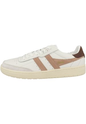 Bílá nízká teniska s béžovými semišovými pruhy, perforovanou špičkou, zavazováním na tkaničky a hnědým poutkem na patě na krémové gumové podrážce.