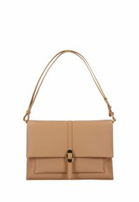 Borsa a tracolla in pelle beige con chiusura a patta, dettagli in metallo color oro e una singola tracolla regolabile. Superficie strutturata con dettagli sottili.