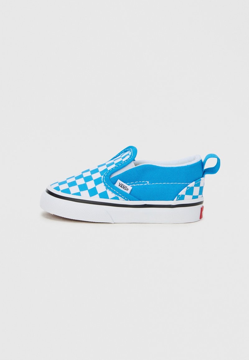Chaussure Vans slip-on à damier bleu et blanc avec semelle blanche et bande noire, vue de côté sur un fond clair uni.