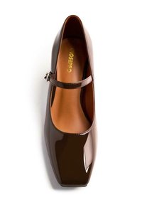 Zapato Mary Jane de charol marrón con punta cuadrada, correa al tobillo y hebilla plateada, con un acabado brillante y una plantilla color beige.