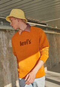 Levi's® GRAPHIC CREW - Camisola - ochre