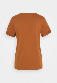 Kortærmet t-shirt i rustfarve, lavet af blødt bomuld. Har en simpel rund halsudskæring og opsmøgede ærmer for en afslappet pasform.