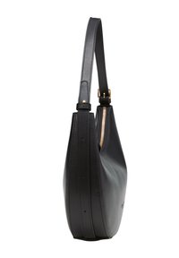 Sac à épaule en cuir noir avec une texture lisse, une forme courbée, une fermeture éclair dorée et une sangle plate avec des détails de couture.