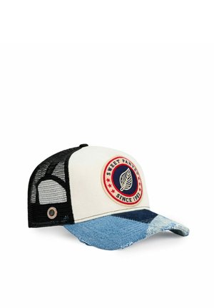 Casquette trucker avec dos en maille noire, panneau avant blanc, visière incurvée en patchwork de denim et écusson rond indiquant "Sweet Pants Since 1982" avec logo de feuille.