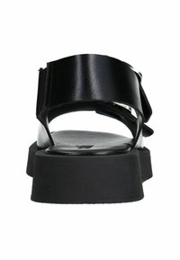 Zwarte sandaal met een brede band, open achterkant en dikke rubberen zool met een matte afwerking. Het bovenwerk heeft een gladde textuur en een minimalistisch ontwerp.