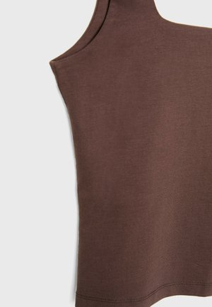Ruskea ilmanhihaista toppi, jossa on sileä kangas, pyöreä pääntie ja saumat reunoilla. Yksinkertainen muotoilu ja pehmeä_texture.