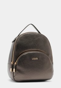 Brauner Leder-Rucksack mit runder Form, ausgestattet mit einer Vorderreißverschlusstasche und dem in Gold prägenden Markennamen "LIUJO".