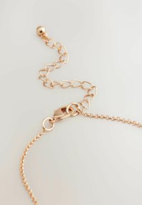 Armband i roséguld med hjärtformade länkar, en kräftklämma och en liten bollaccent i änden. Slät yta och glänsande finish.