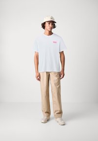 Jack & Jones JORLOOSIE TEE CREW NECK UNISEX - Μπλουζάκι με στάμπα - bright white