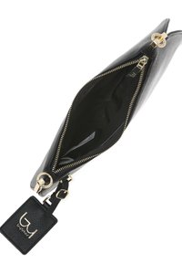 Bolso de mano de cuero negro con acabado texturizado, cremallera y herrajes dorados, con una etiqueta sujeta por una correa y un interior vacío.