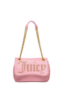 Borsa in pelle rosa dalla forma curva, con tracolla a catena dorata, dettagli borchiati e la parola "Juicy" decorata con strass.
