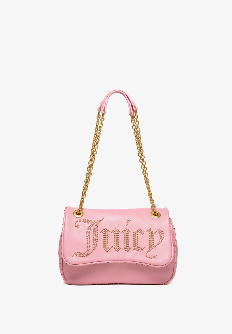 Borsa in pelle rosa dalla forma curva, con tracolla a catena dorata, dettagli borchiati e la parola "Juicy" decorata con strass.