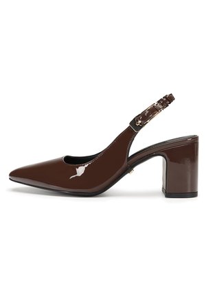 Brązowy lakierowany but na pasku z odkrytą piętą, z noskiem w szpic, słupkowym obcasem i regulowanym paskiem z klamrą.