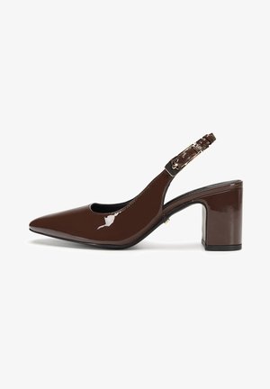 Brauner Slingback-Schuh aus Lackleder mit spitzer Zehenpartie, Blockabsatz und verstellbarem Schnallenriemen.