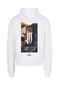 Biela mikina s kapucňou s veľkým grafickým motívom na chrbte, ktorý znázorňuje tvár a text v čiernej a oranžovej farbe.