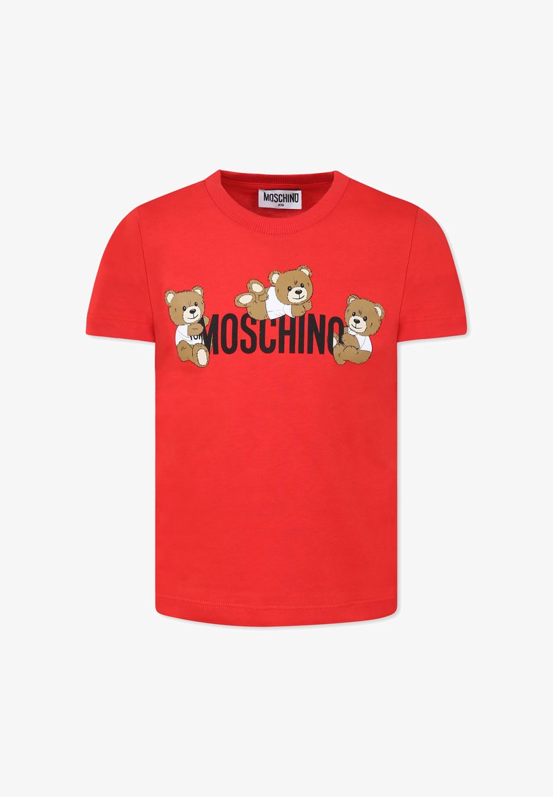T-shirt en coton rouge arborant trois ours de dessin animé et le logo "MOSCHINO" en noir. Design à manches courtes et col rond.