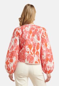 Gequilted jack met een roze en oranje bloemenpatroon, ballonsleeves en een kort ontwerp. Gemaakt van lichte stof met een gestructureerde afwerking.