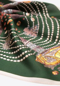 Sciarpa di seta verde scuro con un design intricato arricchito da perline, motivi floreali e accenti dorati, che creano un effetto visivo texture.