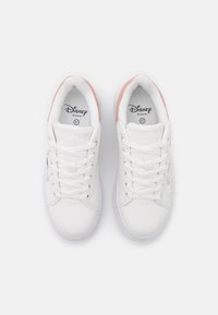 Zapatillas blancas con acentos rosas, dise�ño con cordones, suela de goma y marca Disney. Presentan un material suave con detalles de dibujos animados. Talla 37.