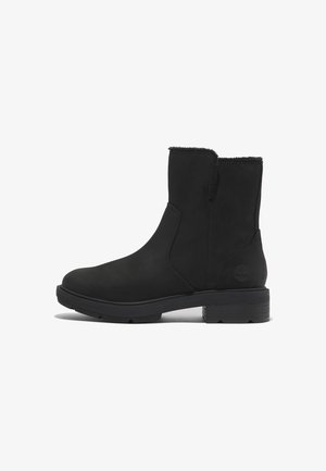Botte noire mi-mollet avec talon bloc bas, fentes latérales pour un enfilage facile, et doublure douce visible autour du bord supérieur.