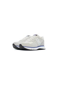 Scarpe sportive grigie chiare con tomaia in suede liscia, dotate di accenti blu e bianchi, punta tonda e suola in gomma nera testurizzata.