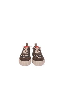 Sneaker marroni e con stampa leopardata, con suole in gomma beige, lacci bianchi e accenti rossi sulla parte superiore. Materiale in suede testurizzato.